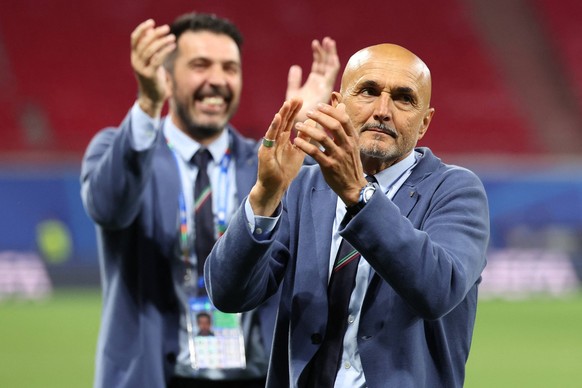Euro 2024 - Croatia v Italy Leipzig, Germany 24.06.2024: Luciano Spalletti, Gigi Buffone and Gravina greet the Italy fans after the match UEFA EURO, EM, Europameisterschaft,Fussball 2024 Matchday 3, g ...