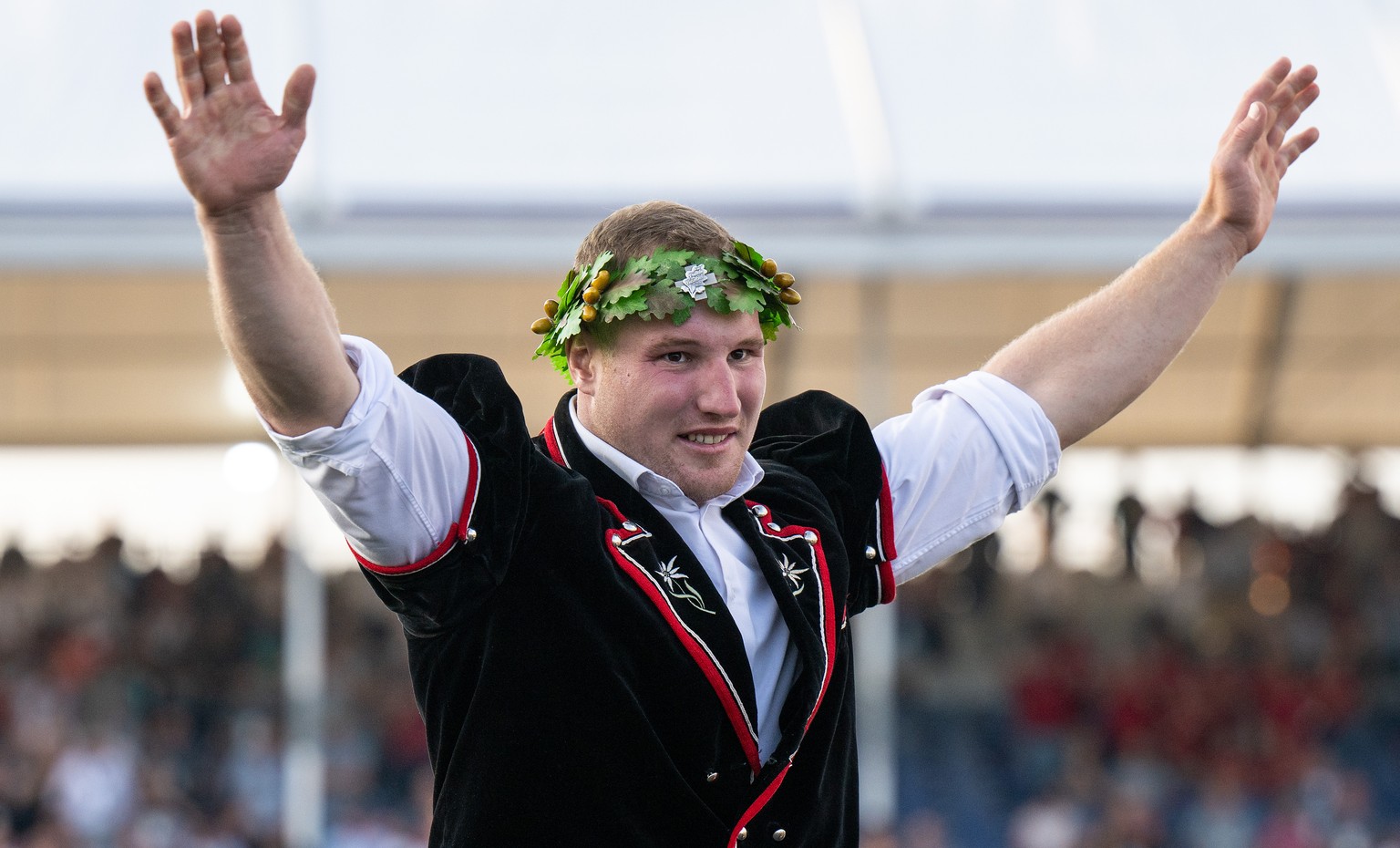 Joel Wicki, neuer Schwingerkoenig jubelt beim Festakt am Eidgenoessischen Schwing und Aelplerfest (ESAF), am Sonntag, 28. August 2022, in Pratteln. (KEYSTONE/Peter Schneider)