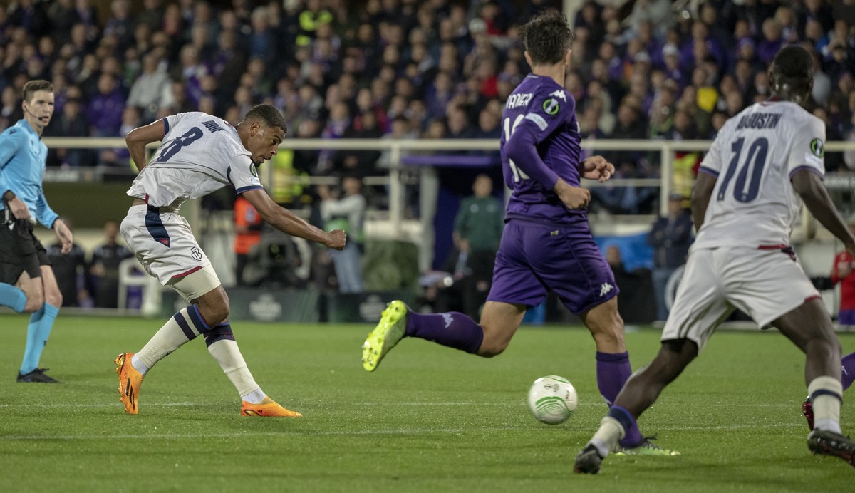epa10621789 Basel's Andy Diouf (L) scores the equalizer during the UEFA Conference League semi final first leg soccer match between Italy's ACF Fiorentina and Switzerland's FC Basel 189 ...