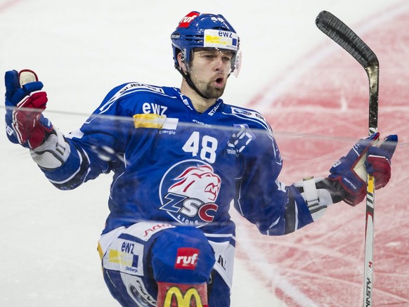 Guillaume Latendresse, von Zuerich, jubelt beim Eishockeyspiel der National League ZSC Lions gegen die Rapperswil Jona Lakers in Zuerich am Freitag, 11. Oktober 2013. (KEYSTONE/Ennio Leanza)