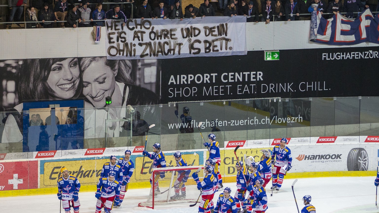 Die Fans des EHC Kloten bekunden ihren Unmut ueber die gezeigte Leistung ihres Teams im vierten Eishockey Spiel der Platzierungsrunde der National League zwischen dem EHC Kloten und Lausanne HC am Die ...