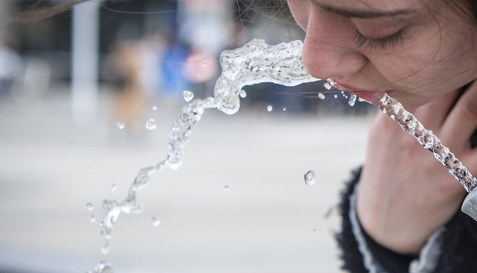 Beliebter Durstlöscher: Drei Viertel der Schweizer Bevölkerung trinken regelmässig Wasser aus dem Hahnen.