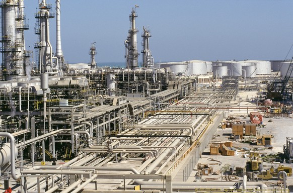 Ras Tanura, World s Largest Oil Refinery, Saudi Arabia Ras Tanura, World s Largest Oil Refinery, Saudi Arabia Ras Tanura Saudi Arabia EDITORIAL USE ONLY Copyright: xx BarryxIversonxPhotographyx bivpho ...