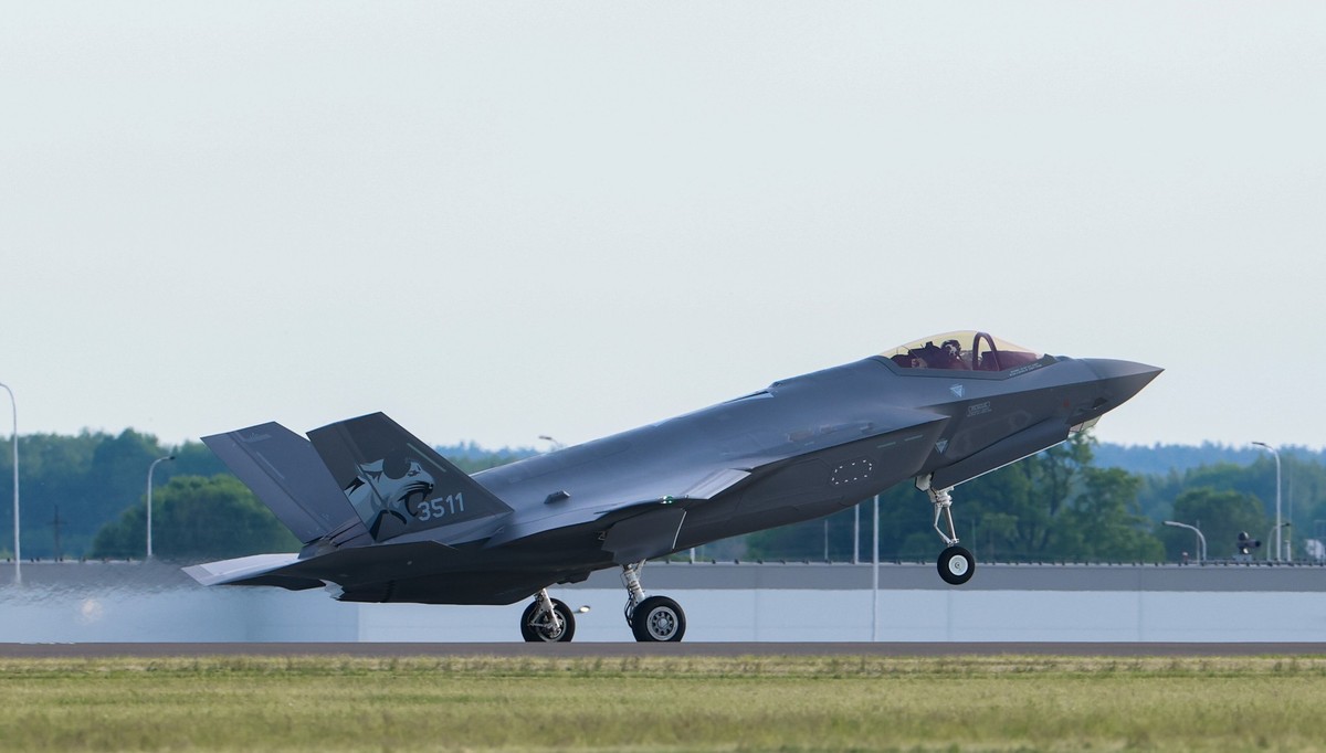 epa12984721 A military aircraft takes part in a welcome ceremony for the first Polish F-35 aircraft at the 32nd Tactical Air Base in Lask, central Poland, 22 May 2026. The first three F-35 aircraft ha ...