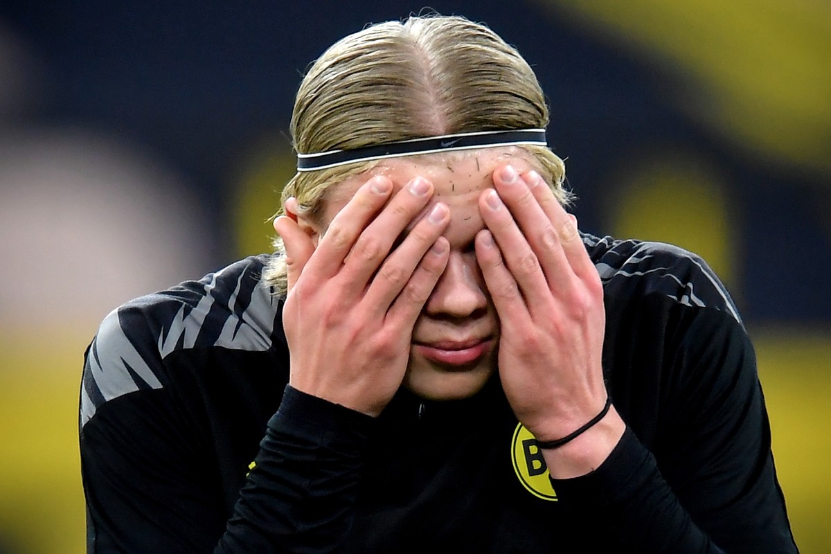 epa09135588 Dortmund's Erling Haaland reacts prior to the UEFA Champions League quarter final, second leg soccer match between Borussia Dortmund and Manchester City in Dortmund, Germany, 14 April ...