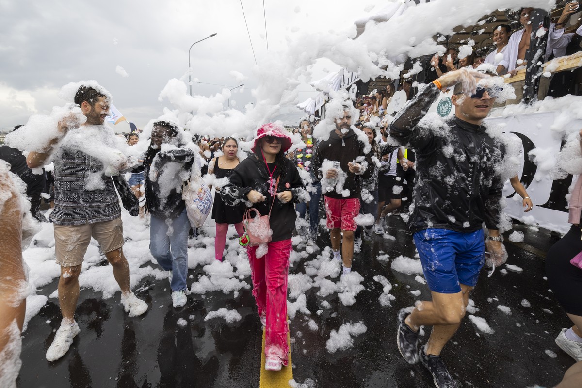 Ravers dance on Mont-Blanc Bridge during the 23nd edition of the Lake Parade, in Geneva, Switzerland, Saturday, July 26, 2025 (KEYSTONE/Cyril Zingaro)
