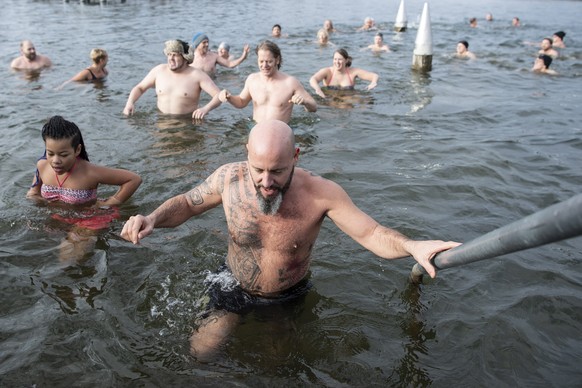 epa07255587 People participate in a New Year&#039;s Eve swim in the four-degree cold Moossee lake in Moosseedorf, Switzerland, 31 December 2018. EPA/PETER SCHNEIDER