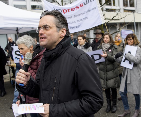 Olivier Feller, conseiller national PLR Vaud, parle aux personnes et aux journalistes qui manifestent un soutien au personnel de l&#039;Agence telegraphique suisse (ATS-SDA) lors du troisieme jours de ...