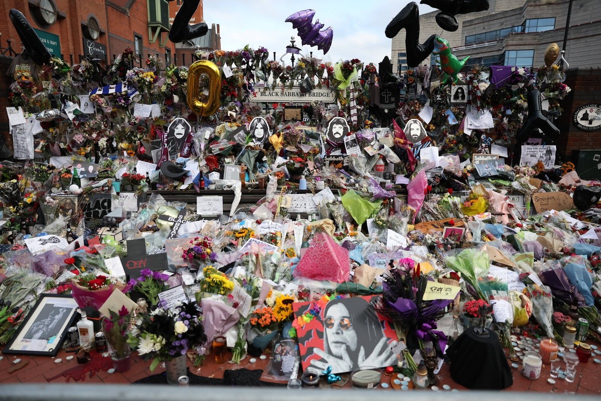 . 30/07/2025. Birmingham , United Kingdom. The scene at Black Sabbath Bridge in Birmingham , before the funeral of Ozzy Osbourne in Birmingham,United Kingdom. PUBLICATIONxINxGERxSUIxAUTxHUNxONLY xStep ...