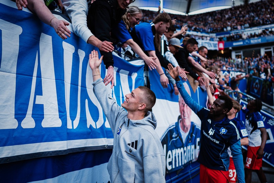 1. Bundesliga: Hamburger SV vs. SC Freiburg, 10.05.2026 Miro Muheim klatscht mit den Fans ab Fu�ball, 33. Spieltag, 1. Bundesliga: Hamburger SV vs. SC Freiburg am 10.05.2026 im Volksparkstadion, Hambu ...