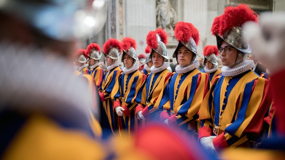 Rekruten der paepstlichen Schweizergarde nehmen am Sonntag, 6. Mai 2018 in der Peterskirche in Rom an der Messe teil, die der Vereidigung der neuen Schweizer Garde vorausgeht. (KEYSTONE/Ti-Press/Gabri ...