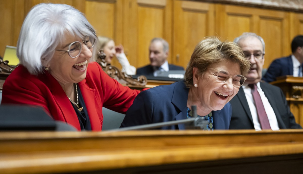 Bundesraetin Elisabeth Baume-Schneider, links, und die scheidende Bundesraetin Viola Amherd, Mitte, lachen neben Bundesrat Guy Parmelin, rechts, kurz vor der Ersatzwahl in den Bundesrat durch die Vere ...