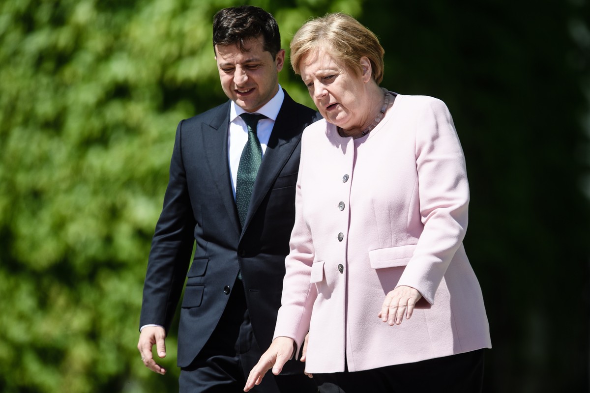 epa07655400 German Chancellor Angela Merkel (R) and Ukraine's President Volodymyr Zelensky during a reception with military honors at the Chancellery in Berlin, Germany, 18 June 2019. German Chan ...