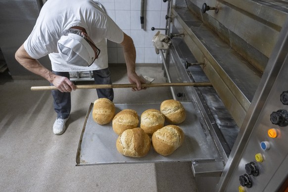 Brotteig wird nach altem Rezept und traditioneller Ruhezeit verarbeitet und anschliessend im Ofen gebacken, in der traditionsreichen Baeckerei Schillig von Christian Schillig in Buerglen im Kanton Uri ...