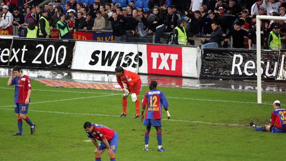 Konsternierte Basler Spieler und Fans nach dem Tor zum 1:2 fuer den FC Zuerich im Fussball Meisterschaftsspiel der Super League zwischen dem FC Basel und dem FC Zuerich am Samstag, 13. Mai 2006, in Ba ...