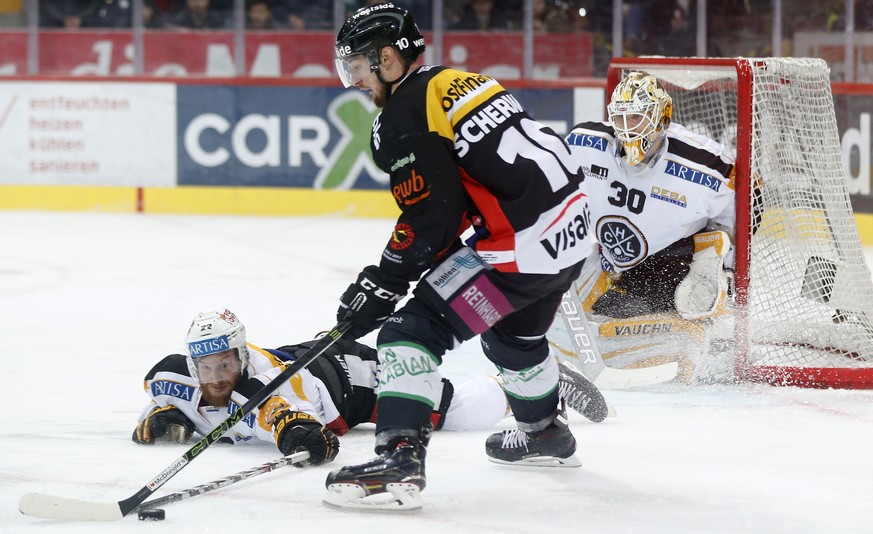 Berns Tristan Scherwey im Kampf mit Luganos Stefan Ulmer im ersten Eishockey Playoff Halbfinalspiel der National League A zwischen dem SC Bern und dem HC Lugano, am Dienstag, 21. Maerz 2017 in der Pos ...