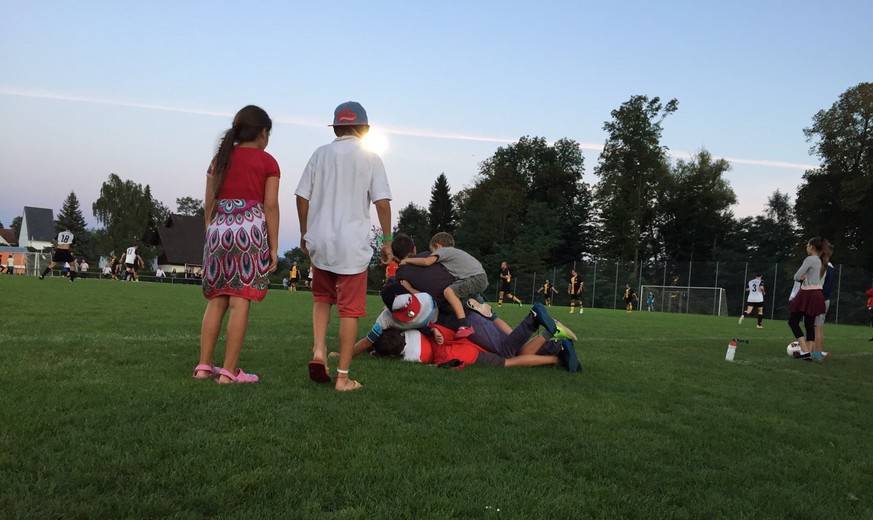 Schweinehaufen! Für die Kids am Spielfeldrand ist das Spielgeschehen allerhöchstens sekundär.