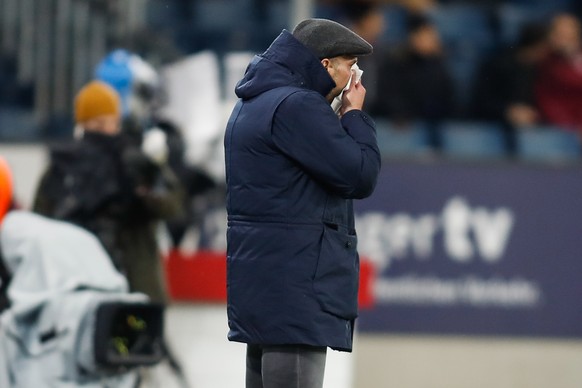 Trainer Markus Babbel vom FC Luzern dirigiert seine Mannschaft im Meisterschaftsspiel der Super League Luzern gegen Basel am Samstag, 25. November 2017, in Luzern. (KEYSTONE/Siggi Bucher)