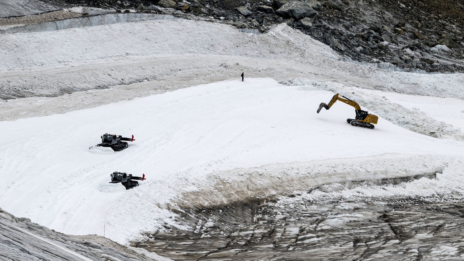 Des dameuses et une pelleteuse preparent la piste de ski &quot;Gran Becca&quot; pour la premiere edition de la Coupe du monde de ski alpin a Zermatt/Cervinia entre &quot;Testa Grigia&quot; et &quot;La ...