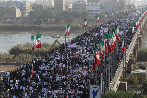 epaselect epa06414362 Iranians take part in a state organized rally against anti-government protests, in the city of Ahvaz, south west Iran, 03 January 2018. Media reports that after several days of o ...