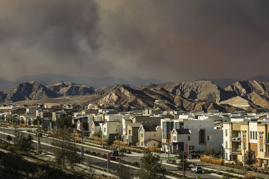 epa11846033 Smoke from the Hughes wildfire near Santa Clarita, California, USA, 22 January 2025. The Hughes fire broke out today north of Los Angeles, where multiple wildfires have already destroyed t ...