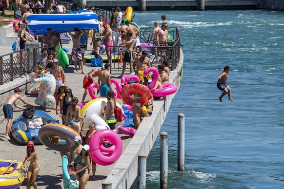 epa08591924 People wait with their inflatable boats for going on the Rhone river in Geneva, Switzerland, 08 August 2020. EPA/MARTIAL TREZZINI