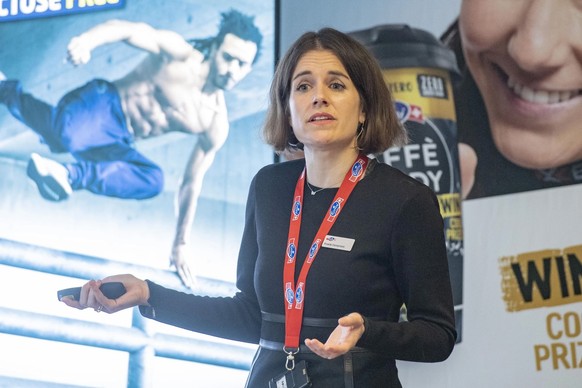 Ricarda Demarmels ist seit 2023 Chefin von Emmi. Das Bild zeigt sie im Jahr 2020 bei der Jahres-Bilanzmedienkonferenz von Emmi. Sie war drei Jahre lang CFO und Geschäftsleitungsmitglied.