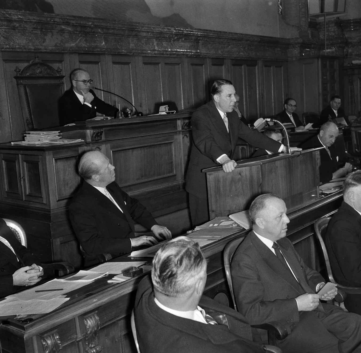 Nach seiner Wahl in den Bundesrat sprach Hans Peter Tschudi am Rednerpult zur Bundesversammlung, 1959.
https://permalink.nationalmuseum.ch/100813910