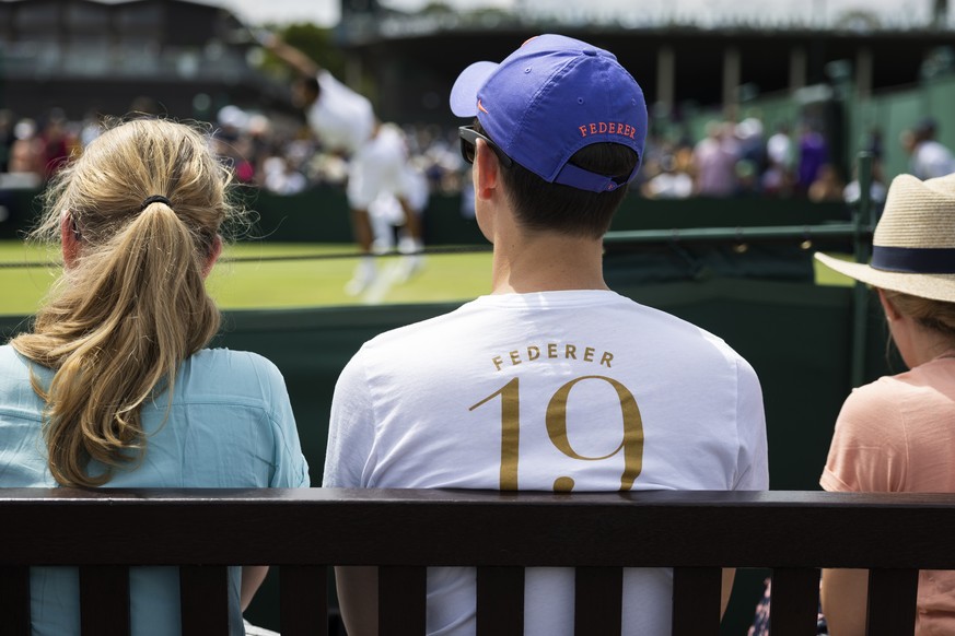 A Roger Federer fan watches a match at the All England Lawn Tennis Championships in Wimbledon, London, Wednesday, June 29, 2022. (KEYSTONE/Peter Klaunzer)