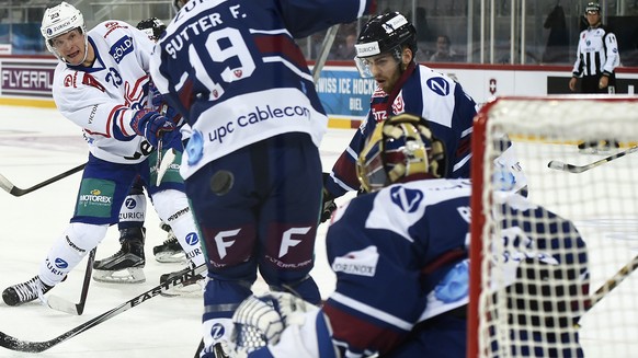 Siehst du den Puck? Klotens Santala versucht, Biel-Goalie Rytz zu bezwingen.