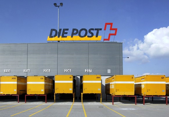 Removable containers wait for further transportation by truck or by rail in front of the parcel post center in Frauenfeld in the canton of Thurgau, Switzerland, pictured on October 22, 2003. Ulrich Gy ...