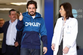 Daumen hoch bei Fernando Alonso.