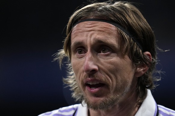 Real Madrid&#039;s Luka Modric gestures during the Spanish Copa del Rey semi final, first leg soccer match between Real Madrid and Barcelona at Santiago Bernabeu stadium in Madrid, Spain, Thursday, Ma ...