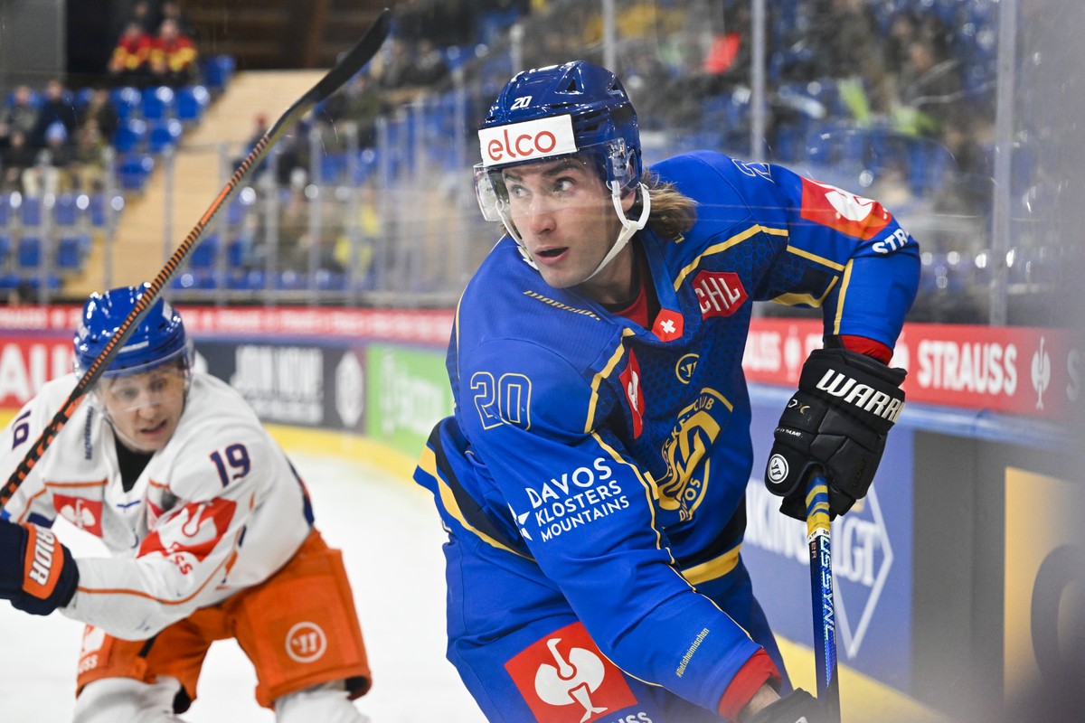 Tampere's Vieli-Matti Savinainen, left, and Davos' Michael Fora during the Champions Hockey 1/8 final game between Switzerland's HC Davos and Finland's Tappara Tampere, on Tuesday, ...