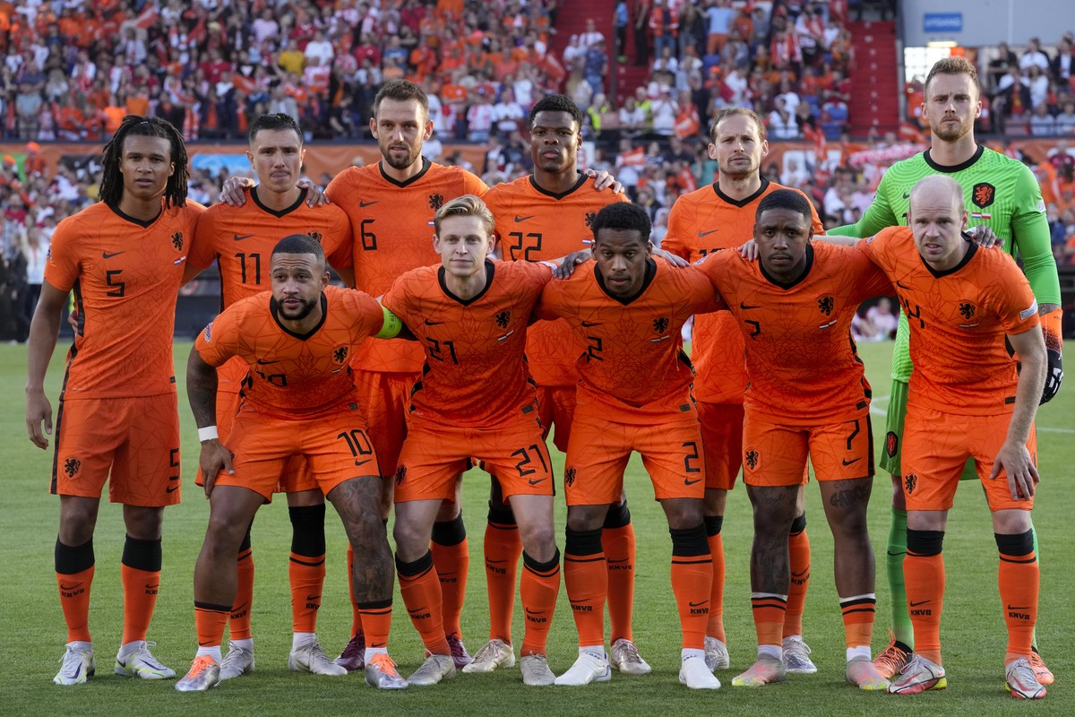 Netherlands' Nathan Ake, Steven Berghuis, Stefan de Vrij, Denzel Dumfries, Daley Blind and goalkeeper Mark Flekken, rear from left, Memphis Depay, Frenkie de Jong, Jurrien Timber, and Davy Klaass ...