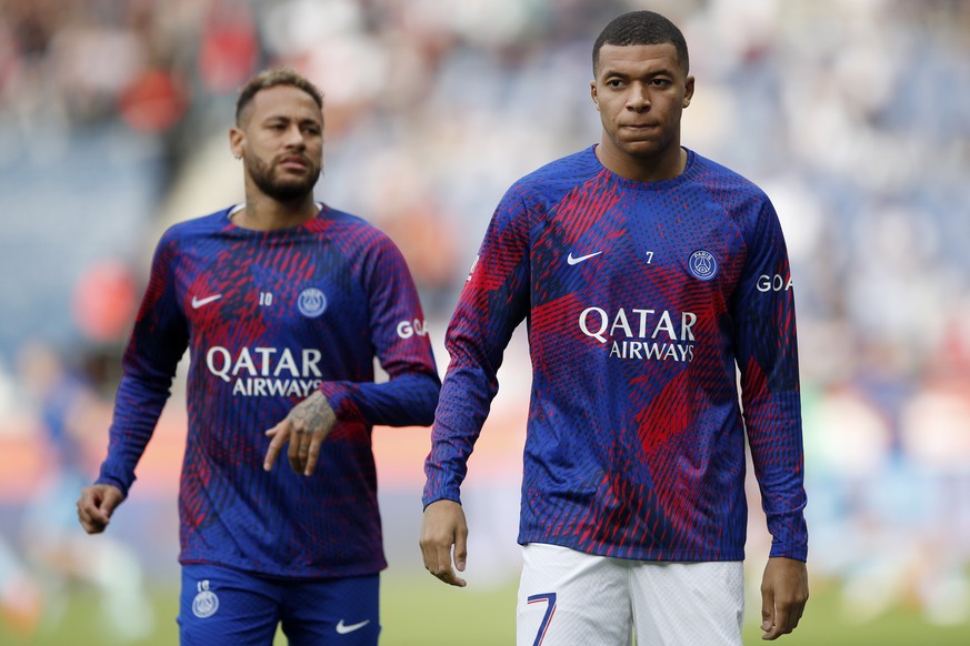 epa10273225 Paris Saint Germain&#039;s Neymar Jr (L) and Paris Saint Germain&#039;s Kylian Mbappe (R) warm up prior to the French Ligue 1 soccer match between PSG and Troyes, in Paris, France, 29 Octo ...