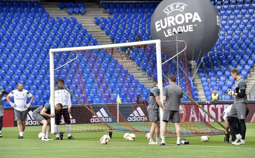 Die Liverpool-Spieler beim Training im St.Jakob-Park.