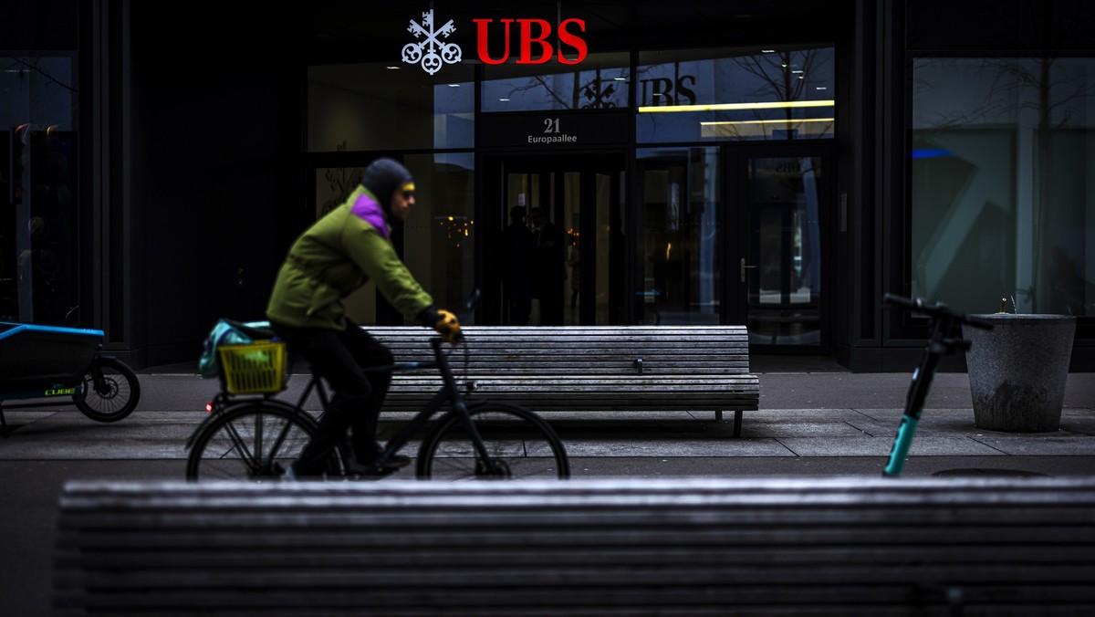 KEYPIX - A person rides a bicycle past a logo of the Swiss bank UBS in Zurich, Switzerland, on Tuesday, February, 4, 2025. (KEYSTONE/Michael Buholzer)