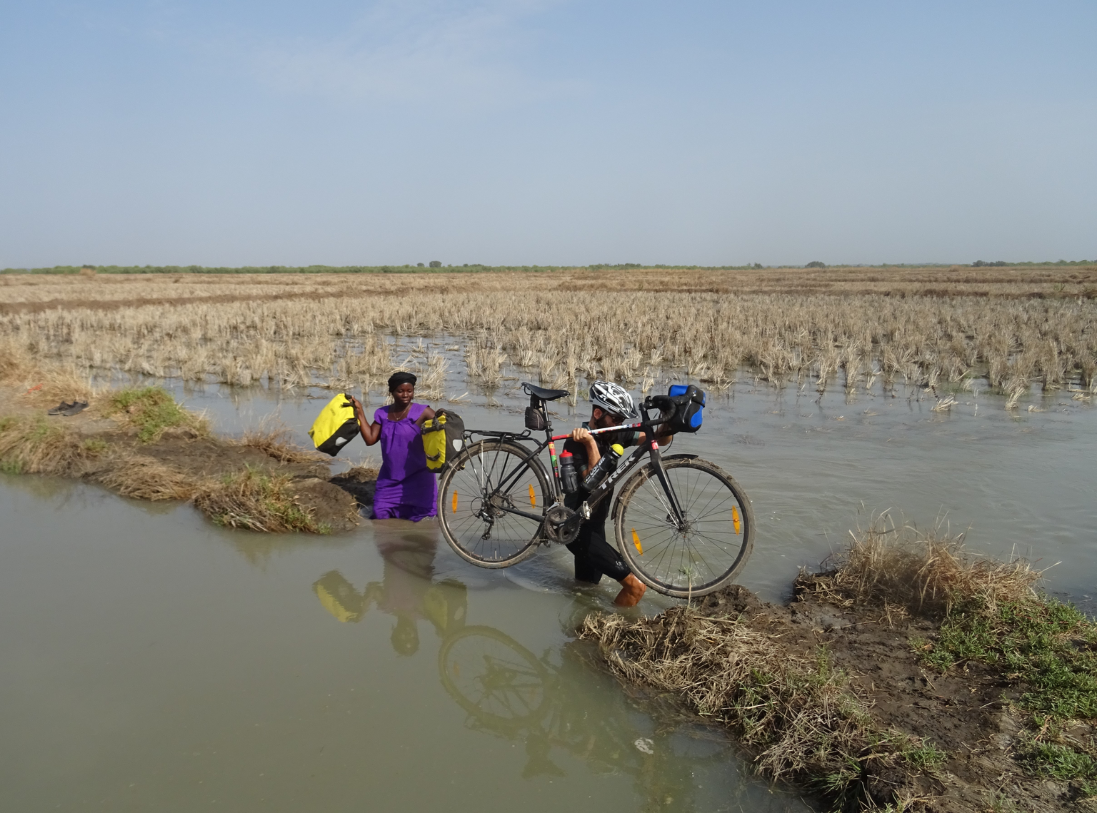 Bild 23
Guinea-Bissau (18.04.2019):
Einmal mehr nahmen wir eine Abkürzung in Guinea-Bissau um das Dorf Coboxanque zu erreichen.
Dafür mussten wir auf einer Piroge den Rio Cumbija queren und fanden uns ...