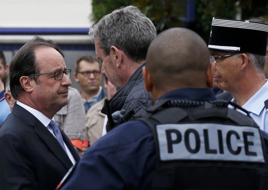 Hollande im Gespräch mit Polizisten.<br data-editable="remove">