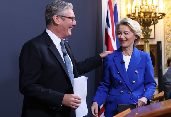 epa12116866 British Prime Minister Keir Starmer (L) and European Commission President Ursula von der Leyen (R) chat after holding a press conference following the UK-EU summit at the Lancaster House i ...