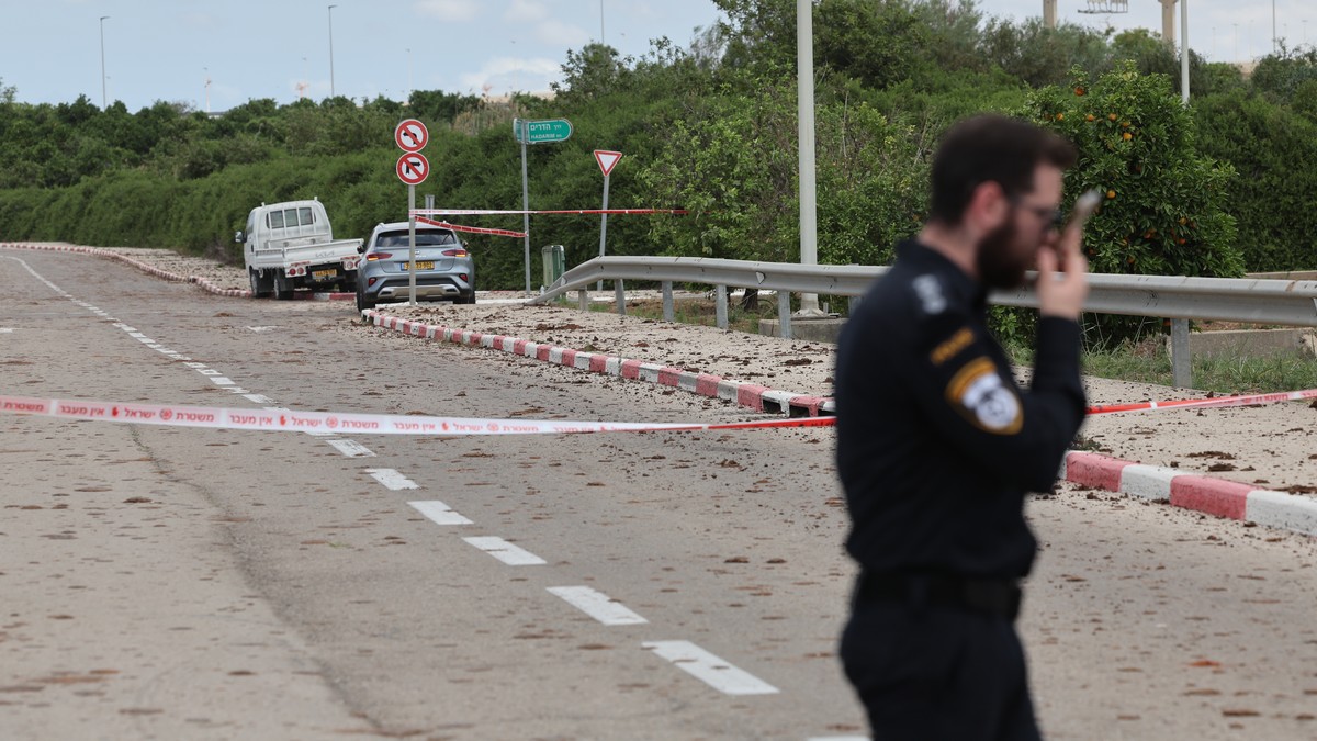 epaselect epa12072582 Police inspect the damage caused by a ballistic missile fired from Yemen at the Ben Gurion airport near Tel Aviv, Israel, 04 May 2025. According to Israel's military spokesp ...