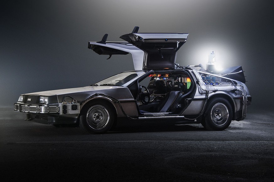 Der DeLorean aus Zurück in die Zukunft
https://en.wikipedia.org/wiki/DeLorean_time_machine#/media/File:TeamTimeCar.com-BTTF_DeLorean_Time_Machine-OtoGodfrey.com-JMortonPhoto.com-07.jpg