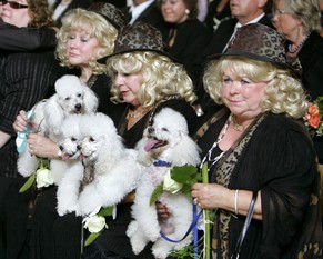 Eva, Rosie und Johanna Jacob im Mai 2008 bei der Trauerfeier für ihre verstorbene Schwester Hannelore.