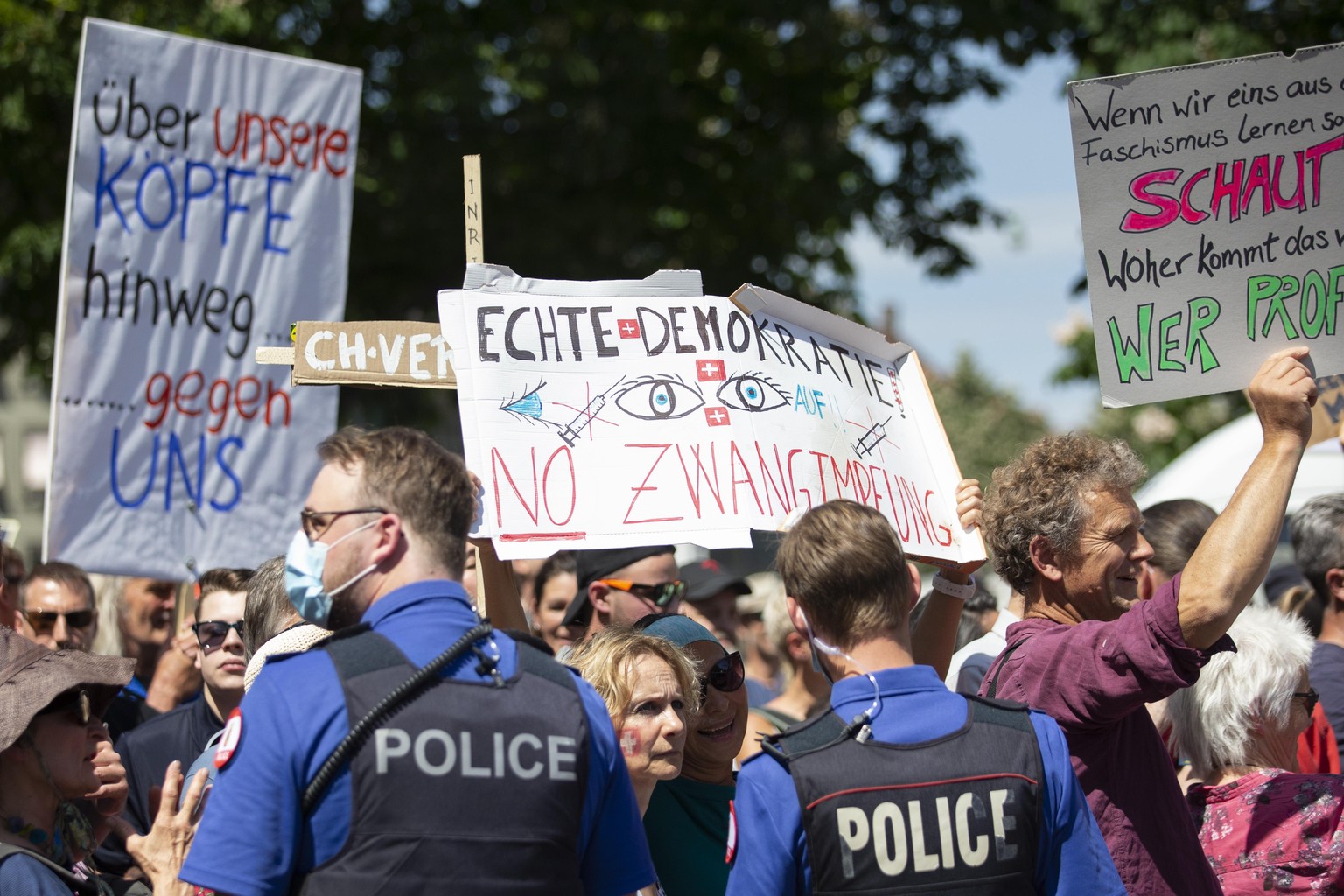 Polizisten halten Absperrbaender, um Demonstranten vom Bundesplatz fernzuhalten, bei einer Demonstration gegen den Coronavirus Lockdown, am Samstag, 9. Mai 2020 in Bern. (KEYSTONE/Peter Klaunzer)