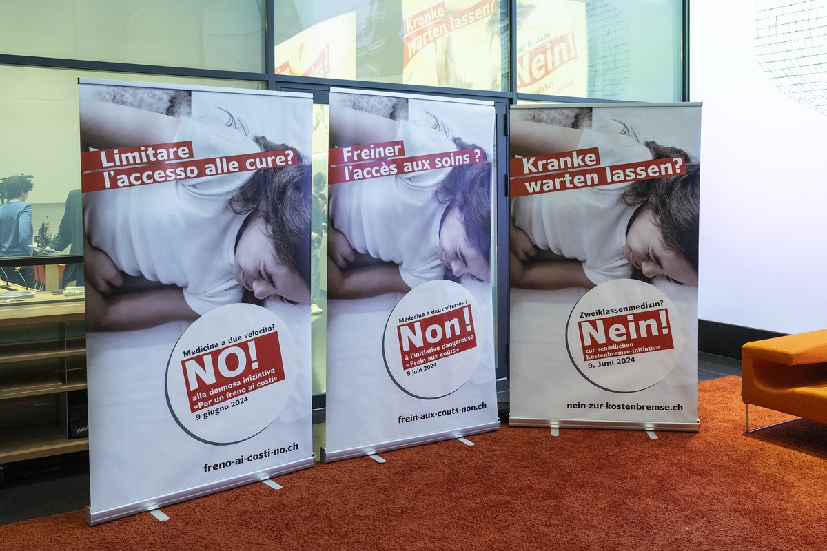 Plakate zum "Nein zur Kostenbremse Initiative" stehen im Medienzentrum, am Montag, 15. April 2024, in Bern. Am 9. Juni stimmt die Schweizer Stimmbevoelkerung ueber dies Initiative ab. (KEYST ...