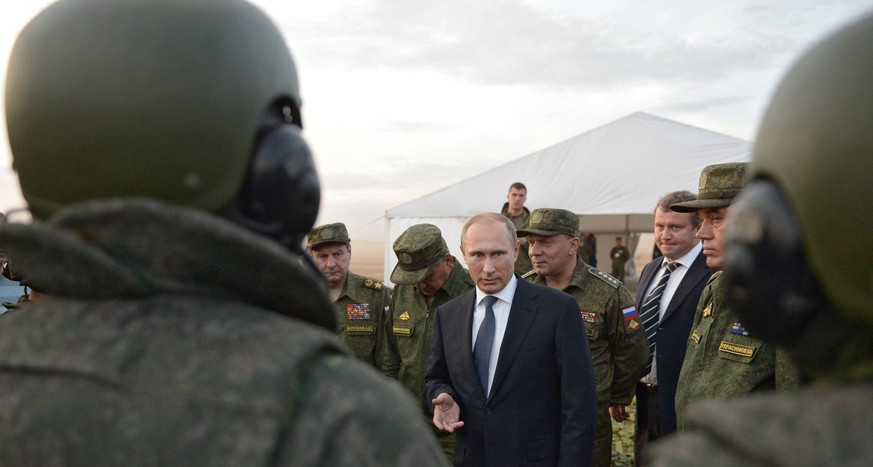 Putin spricht mit Soldaten, die sich auf den Weg nach Syrien machen sollen.<br data-editable="remove">