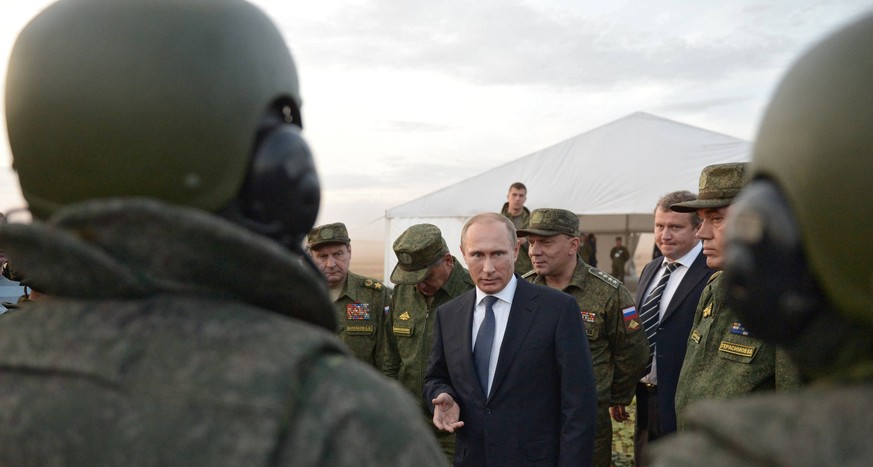 Putin spricht mit Soldaten, die sich auf den Weg nach Syrien machen sollen.