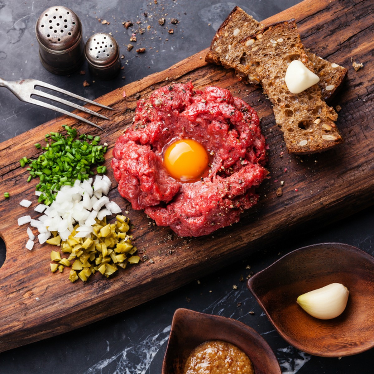 Steak Tartare (oder 'Tatar' – beide Schreibweisen möglich): unkaschierter Rindfleisch-Geschmack.