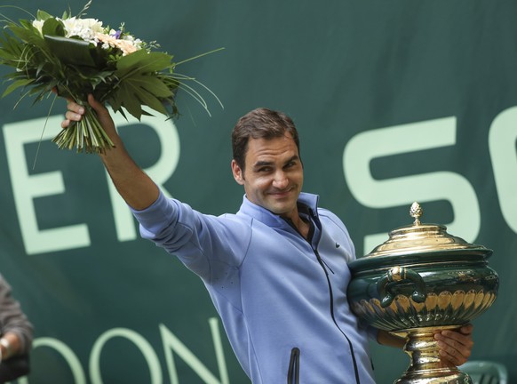 Switzerland&#039;s Roger Federer celebrates his victory after the final match against Germany&#039;s Alexander Zverev at the Gerry Weber Open tennis tournament in Halle, Germany, Sunday, June 25, 2017 ...
